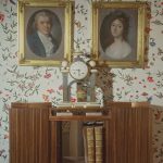 Via herregårdene nåede tidens nyeste strømninger, f.eks. inden for møbelkunst og kunsthåndværk, til landområderne. Jørgen Scheel var særligt begejstret for ure i alle afskygninger. Han købte en stor mængde af eksklusive ure til sine boliger, ligesom han også ofte gavmildt forærede ure og andre værdigenstande til familiemedlemmer, venner og undergivne. Uret på billedet er en gave fra greven til teologen Jens Bloch (1761-1830, senere biskop i Viborg). Jens Bloch ledsagede som ung mand Jørgen Scheel som hans præceptor – altså lærer, vejleder, rejseleder og chaperone – på dannelsesrejsen til Tyskland og Frankrig, og de to forblev venner resten af grevens liv. Uret kan i dag ses på Gammel Estrup – Herregårdsmuseet.