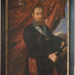På dette maleri er rigsmarsk Jørgen Skeel fremstillet som indbegrebet af en adelig krigsmand og feltherre. Iklædt rytterkyras holder han med begge hænder om marskalstaven, som indikerer hans militære autoritet. Om halsen bærer han den væbnede arm, der var symbol for den ridderorden Christian 4. (1588-1648) oprettede og uddelte i 1616 for hæderfulde bedrifter under Kalmarkrigen 1611-1613. I øverste venstre hjørne af maleriet findes våbenskjolde for Jørgen Skeels fædrene og mødrene slægt, henholdsvis Skeel og Brahe. Maleri på Gammel Estrup. Foto: Ann Malmgren 2010.